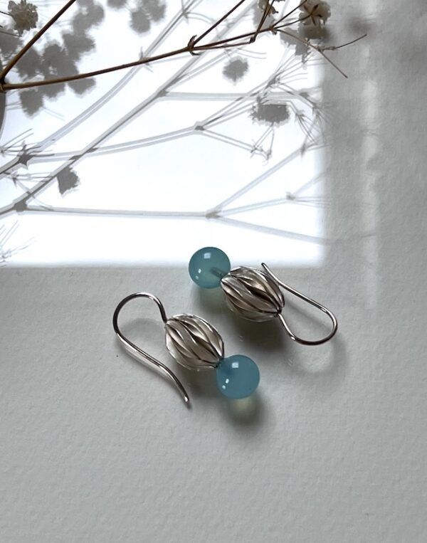 Organische Ohrringe mit Chalzedon Kugel in Sea Blue