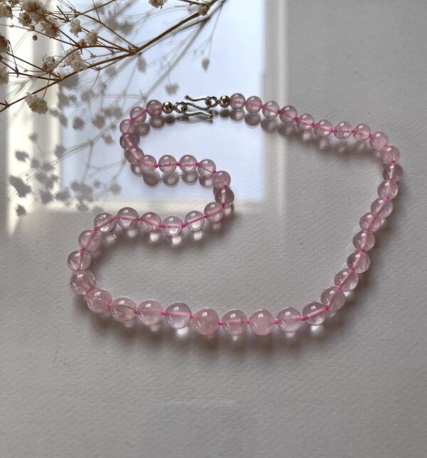 Rosenquarzkette auf neonpink farbener Perlschnur mit handgefertigtem S - Haken aus Silber
