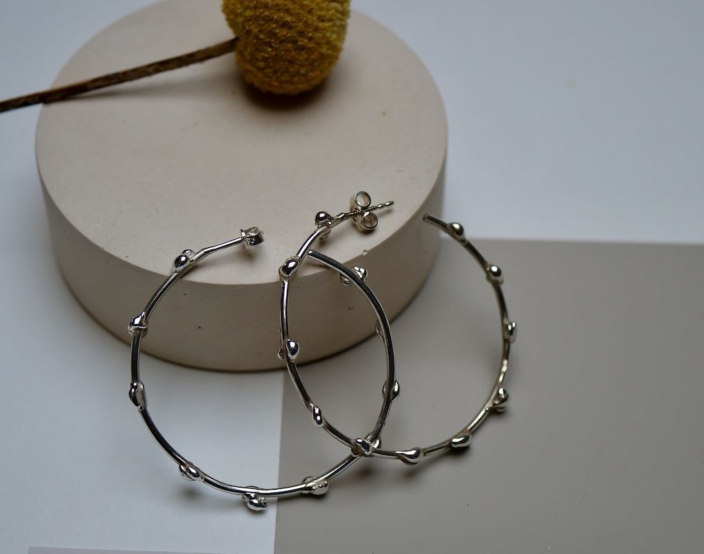 Silber Creolen mit organischem Tröpchen - Design