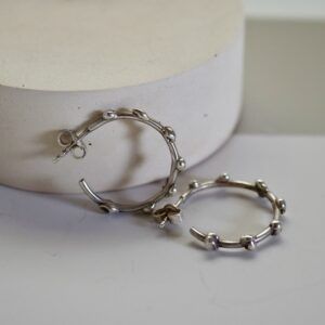 Silber-Creolen mit organischem Tröpfchen-Design