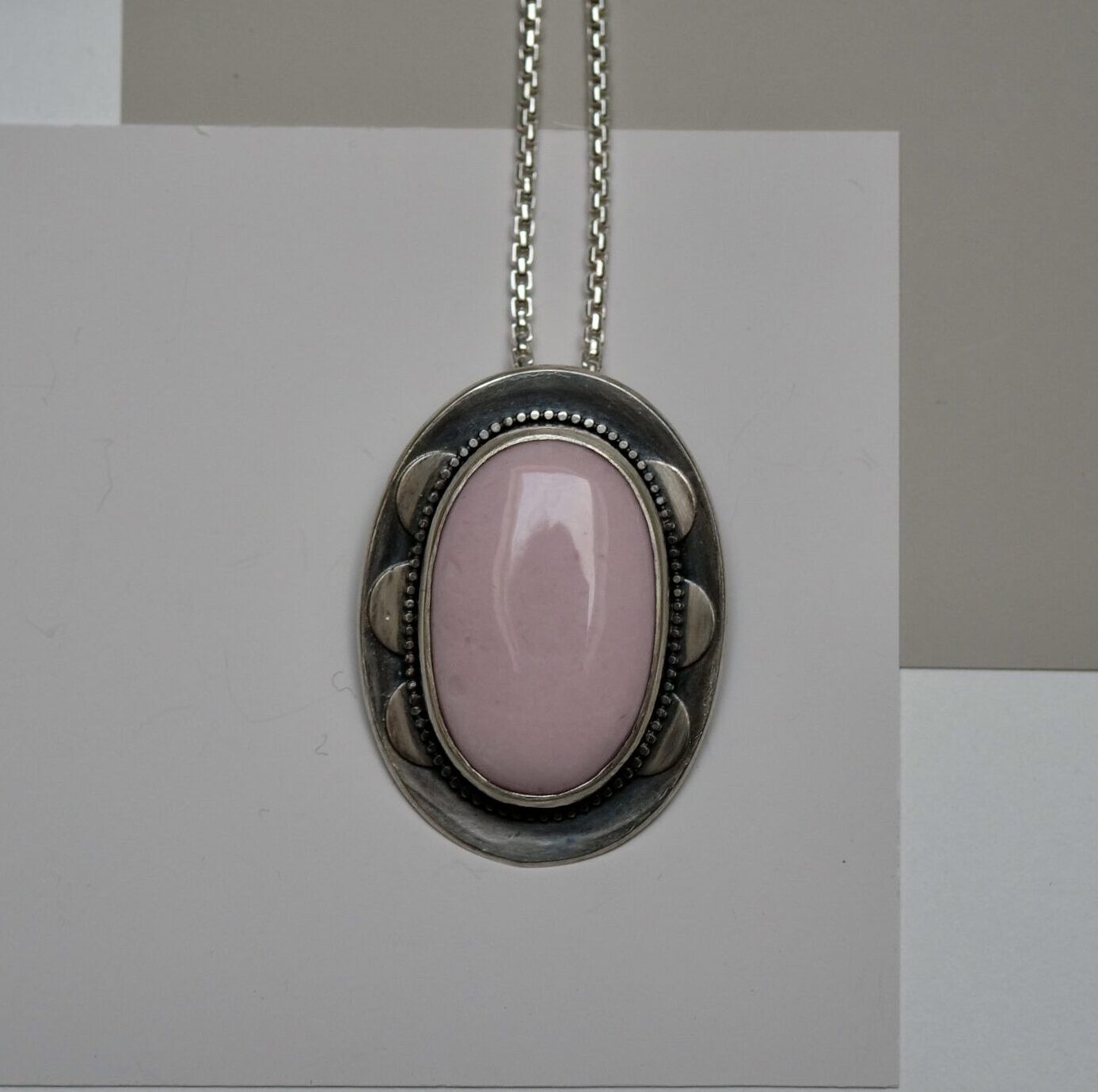 Pinkopal Anhänger aus geschwärztem Silber